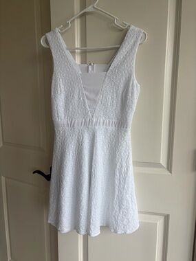 Love Reign Sleeveless White Eyelet V-Neck Dress Size M